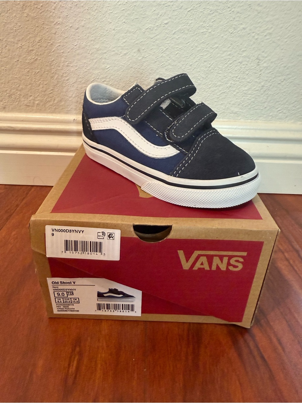 Vans Kids Old Skool Velcro Sneaker in Navy and White